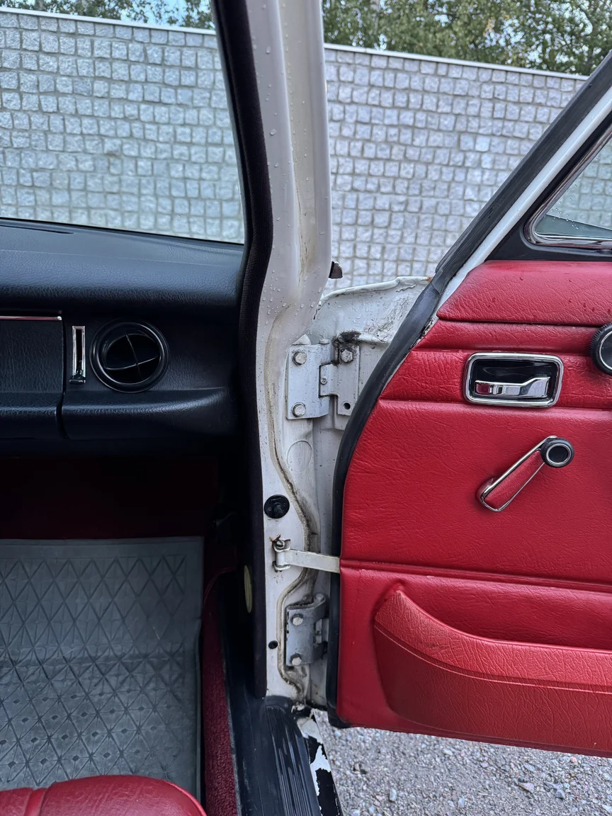 Innenraumfoto von 1972 Mercedes-Benz 200 (46)