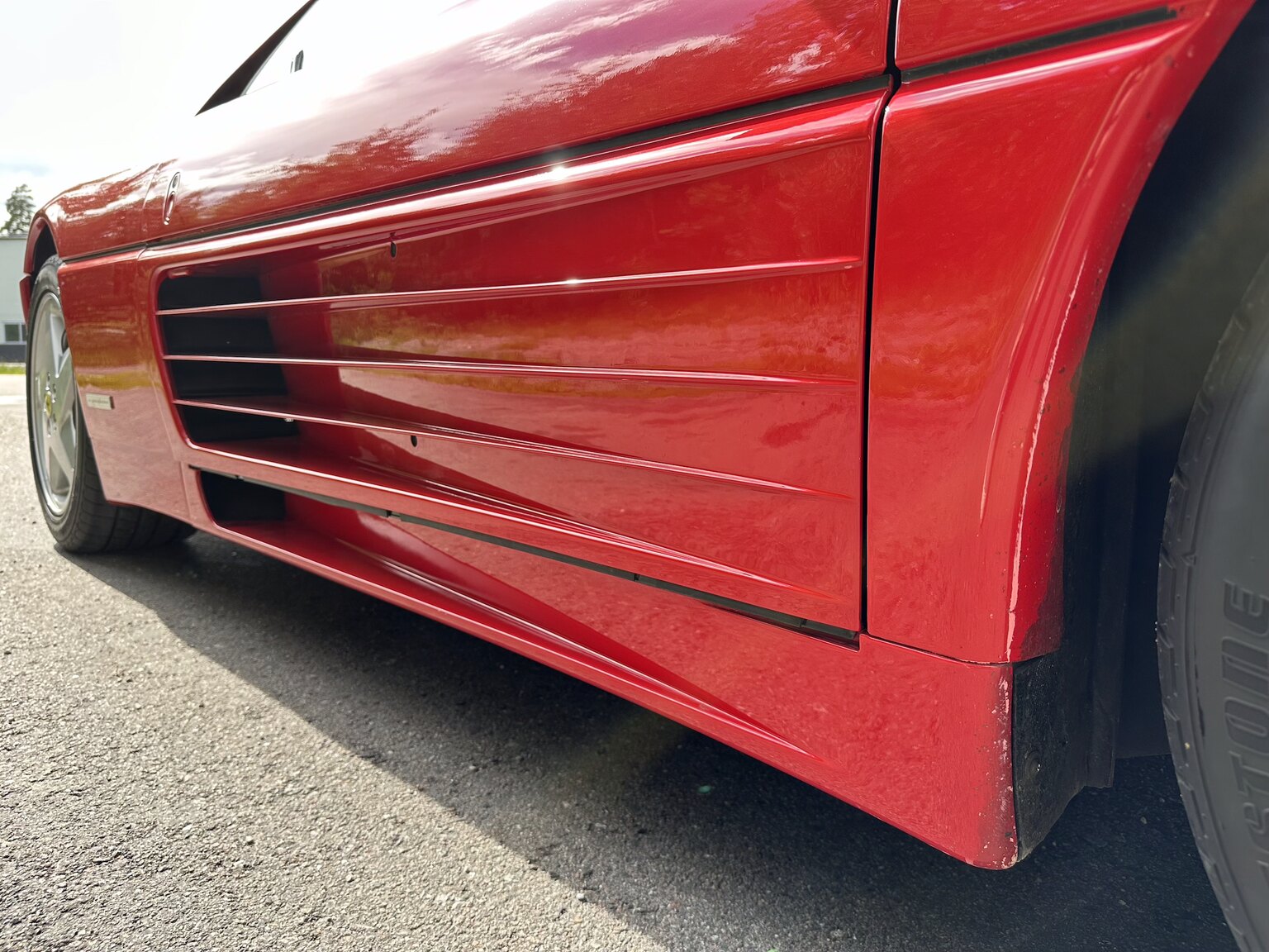 Exteriörbild på 1990 Ferrari 348 (52)