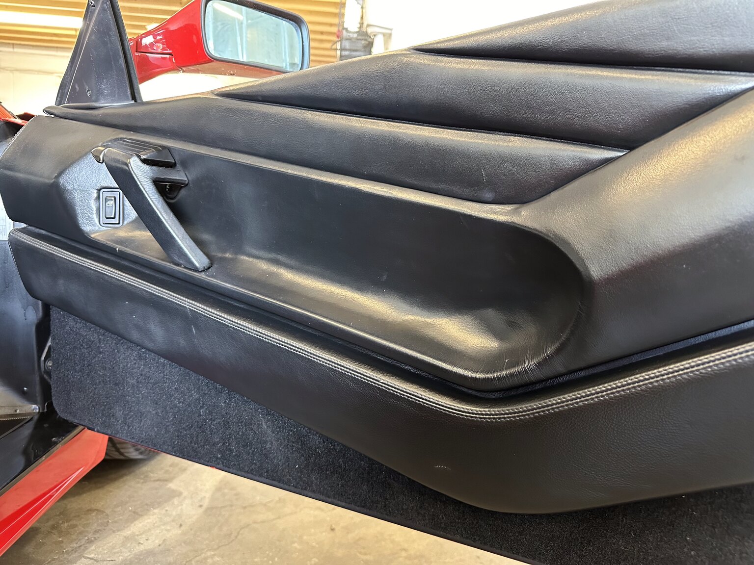 Innenraumfoto von 1990 Ferrari 348 (41)