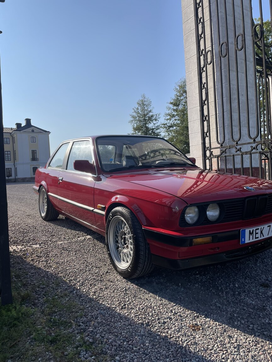Exterior image of 1987 BMW 320i