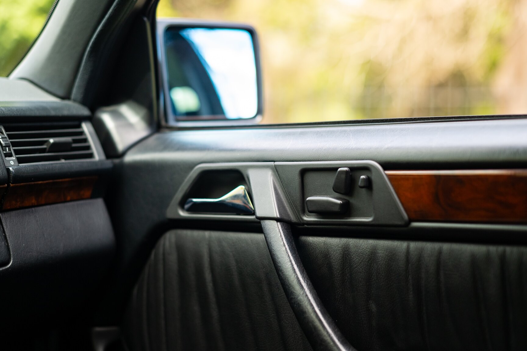 Interior image of 1993 Mercedes-Benz 400 E