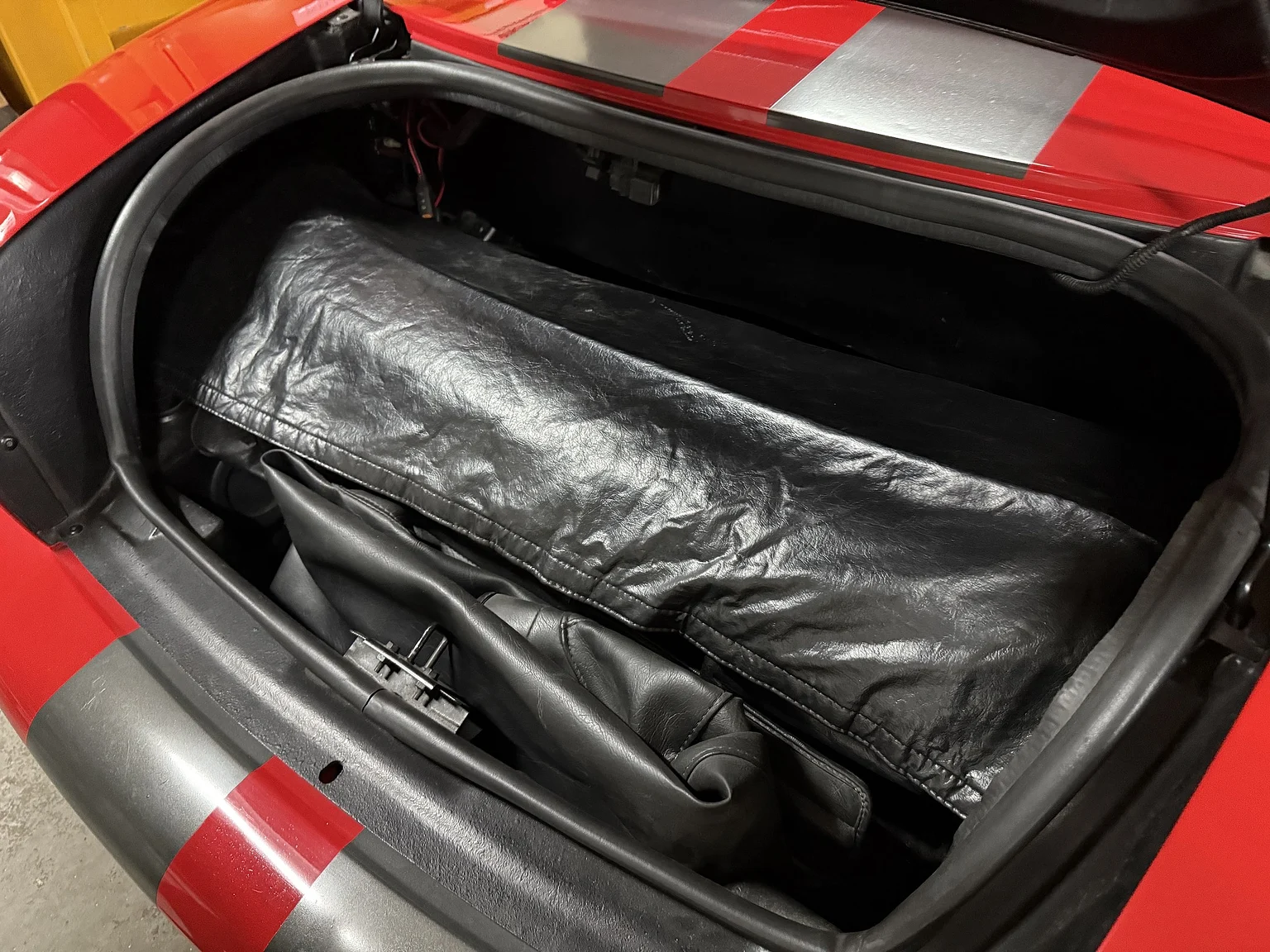 Interior image of 1994 Chrysler Viper (28)