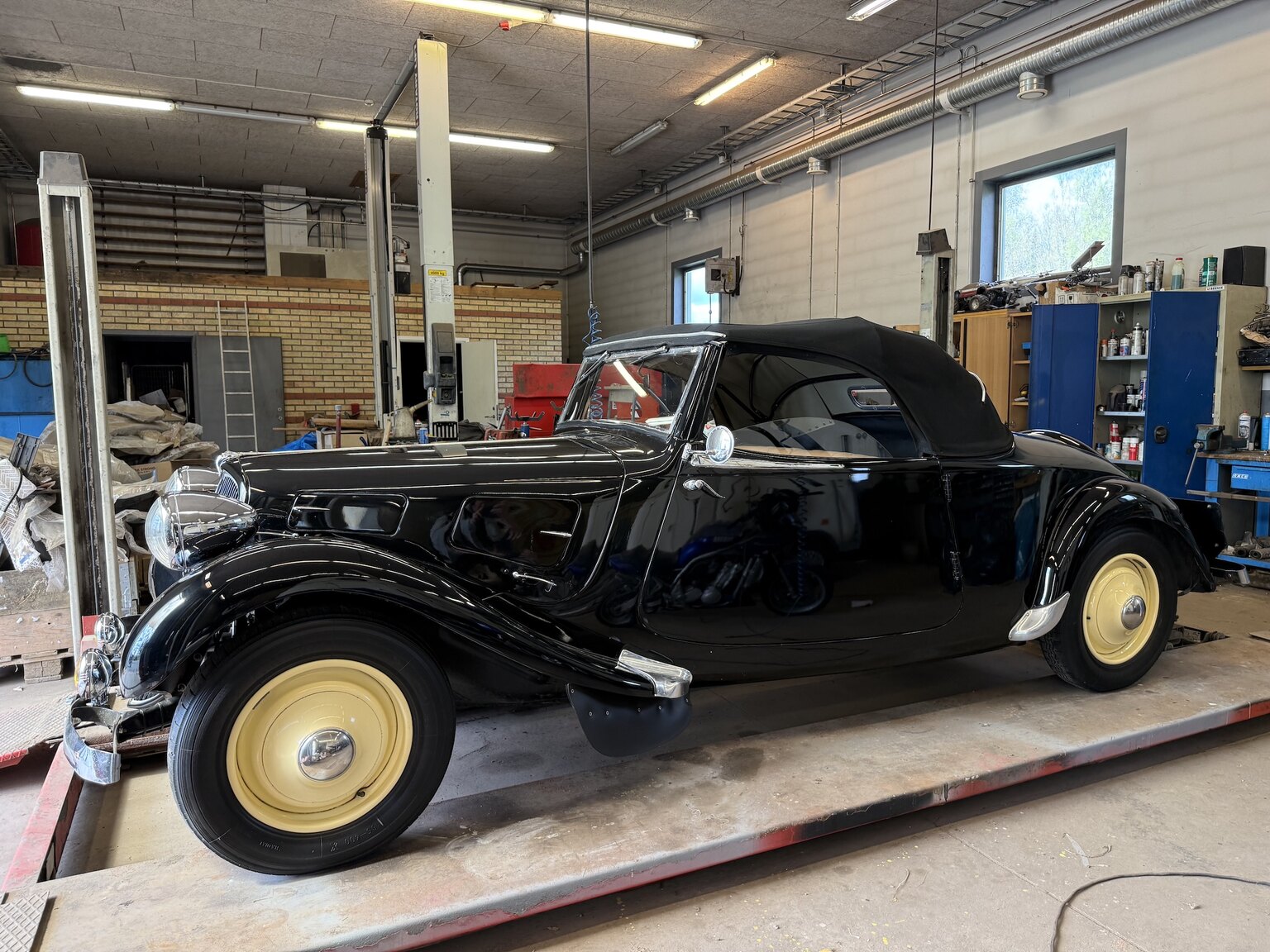 Exterior image of 1939 Citroën Berline 11 Sport Convertible