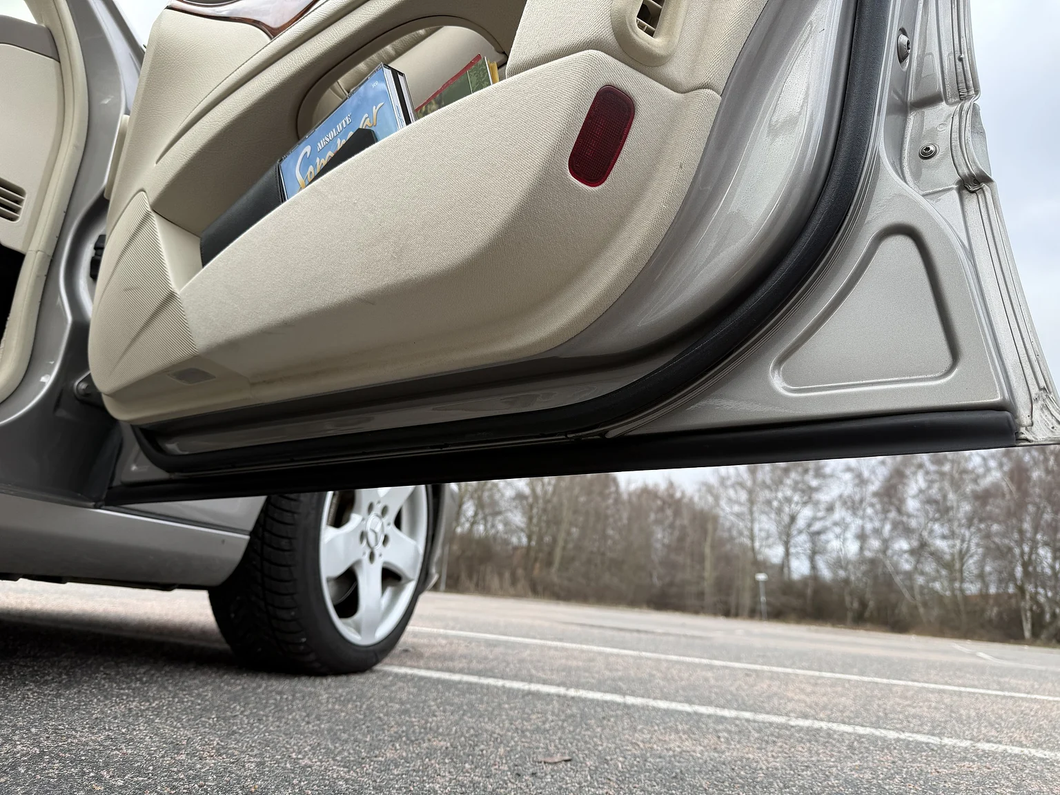 Interior image of 2004 Mercedes-Benz E 500 7G-Tronic (42)