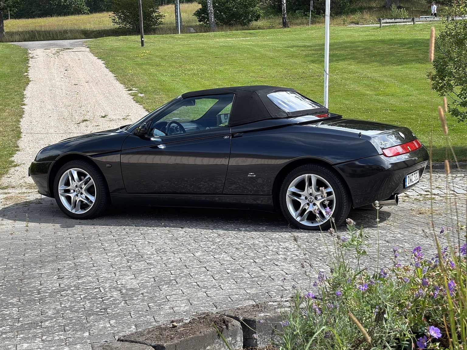 Exterior image of 2000 Alfa Romeo Spider 2.0 T.Spark 16V