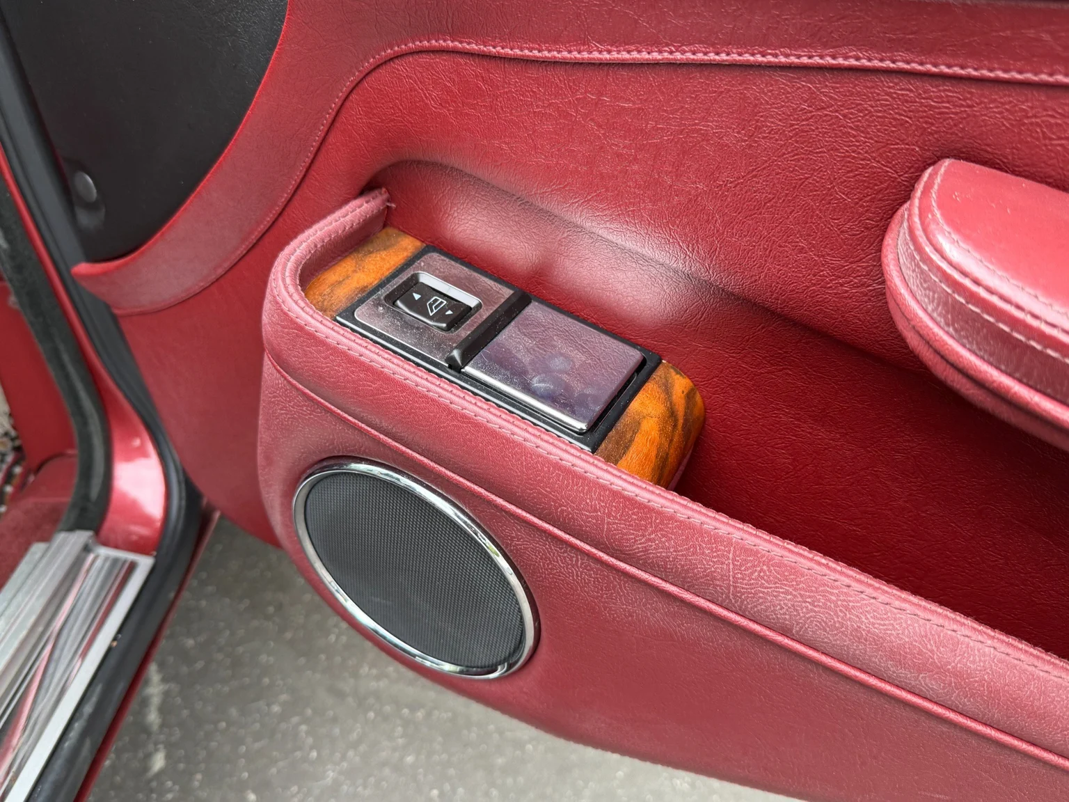 Interior image of 1988 Daimler Six (35)