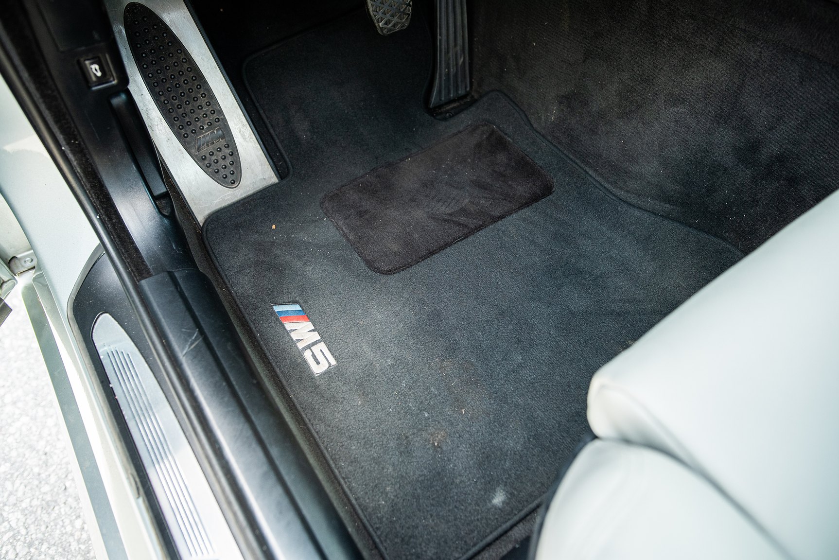 Interior image of 2006 BMW E60 M5