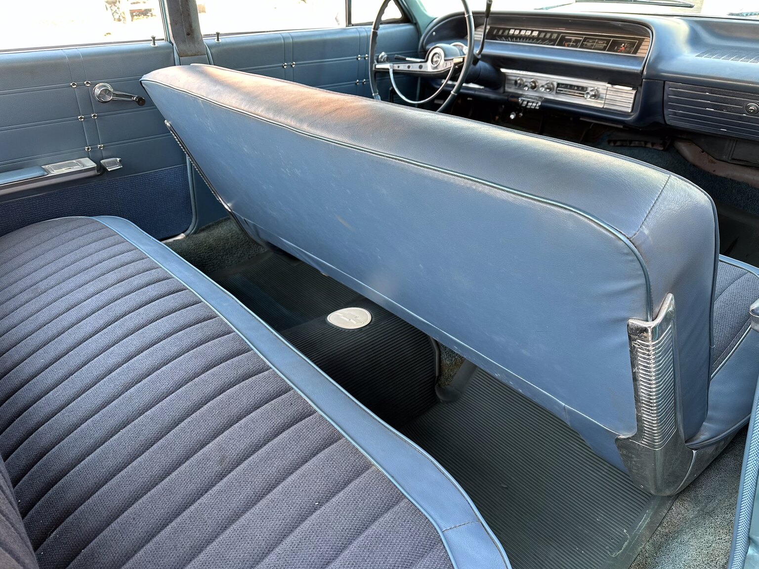 Innenraumfoto von 1963 Chevrolet Impala Sedan (29)