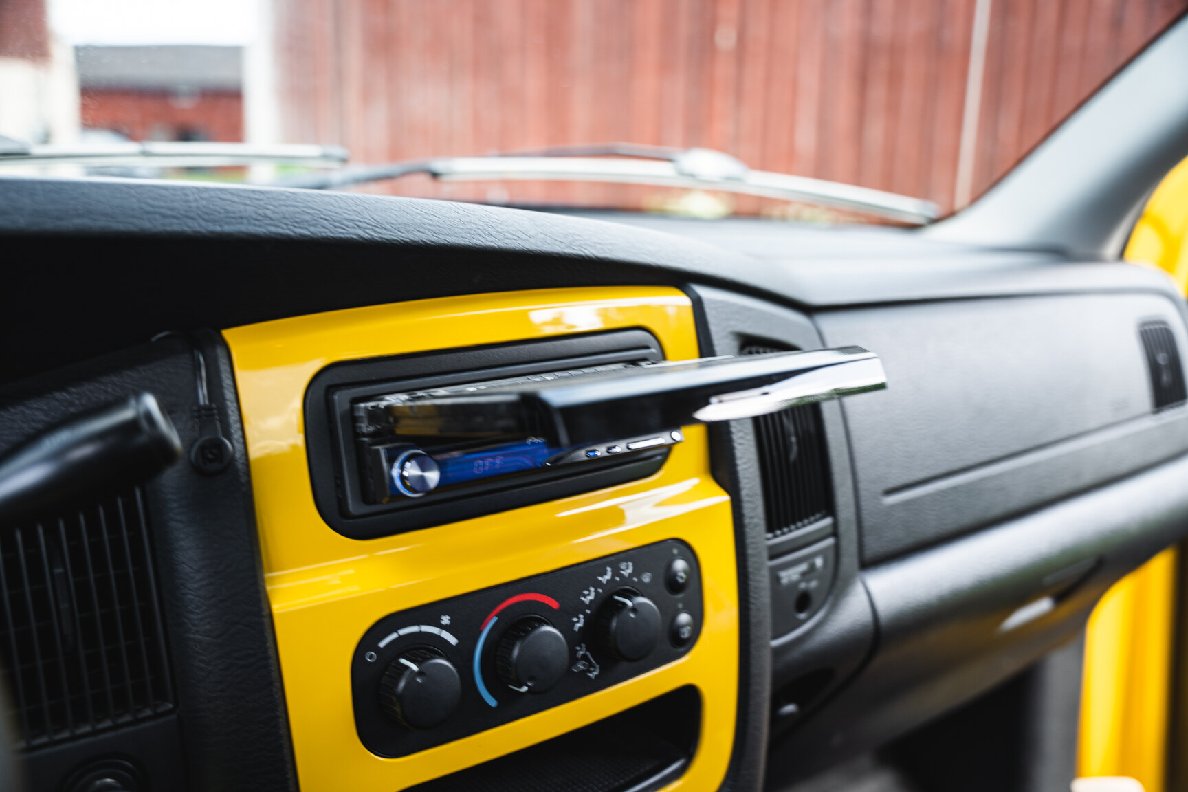 Innenraumfoto von 2005 Dodge Ram 1500 Bumble Bee