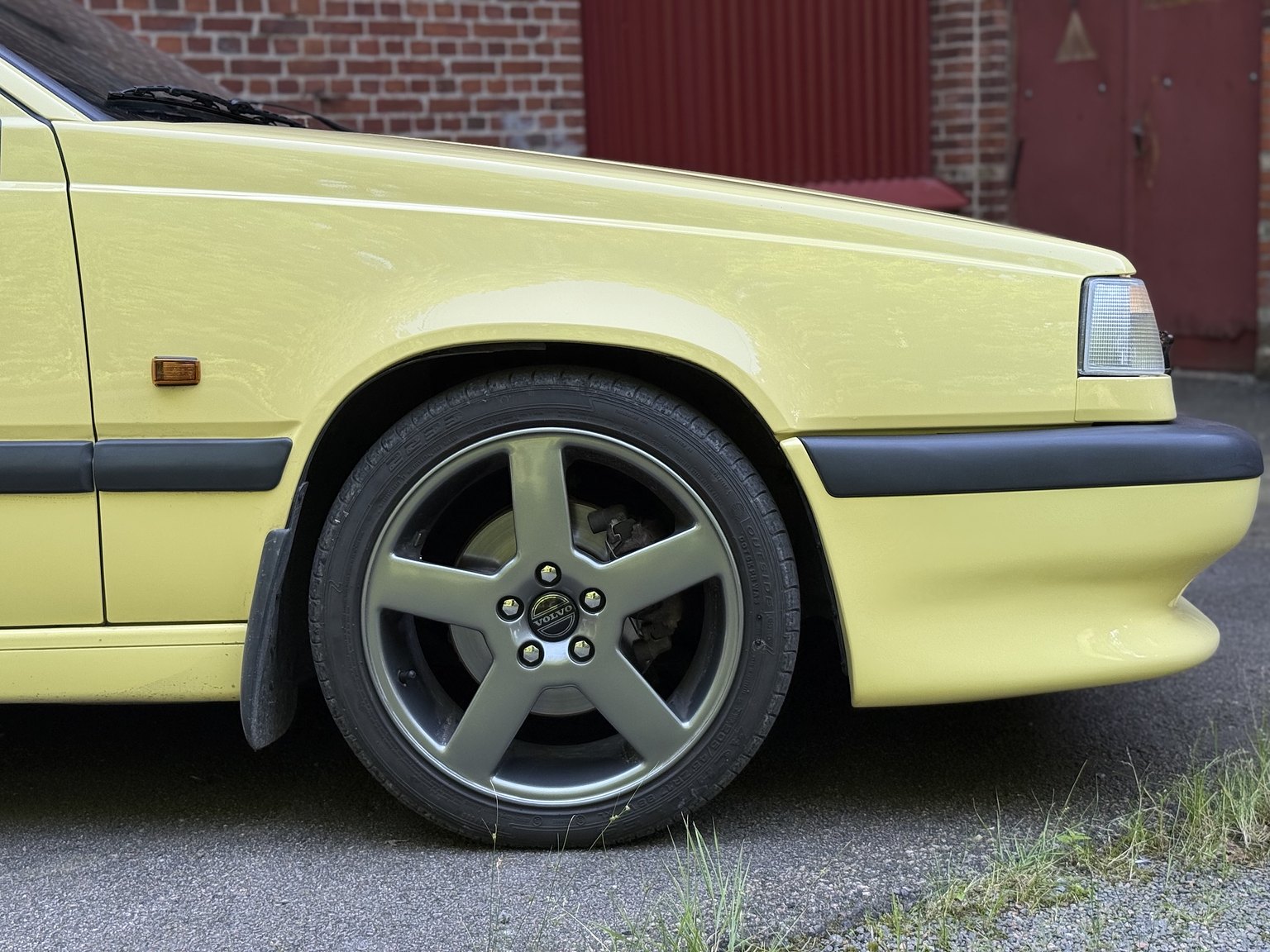 Exterior image of 1995 Volvo 850 T-5R
