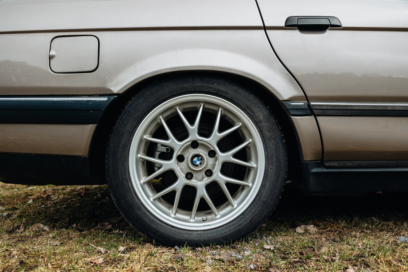 Exteriörbild på 1990 BMW 750iL (11)