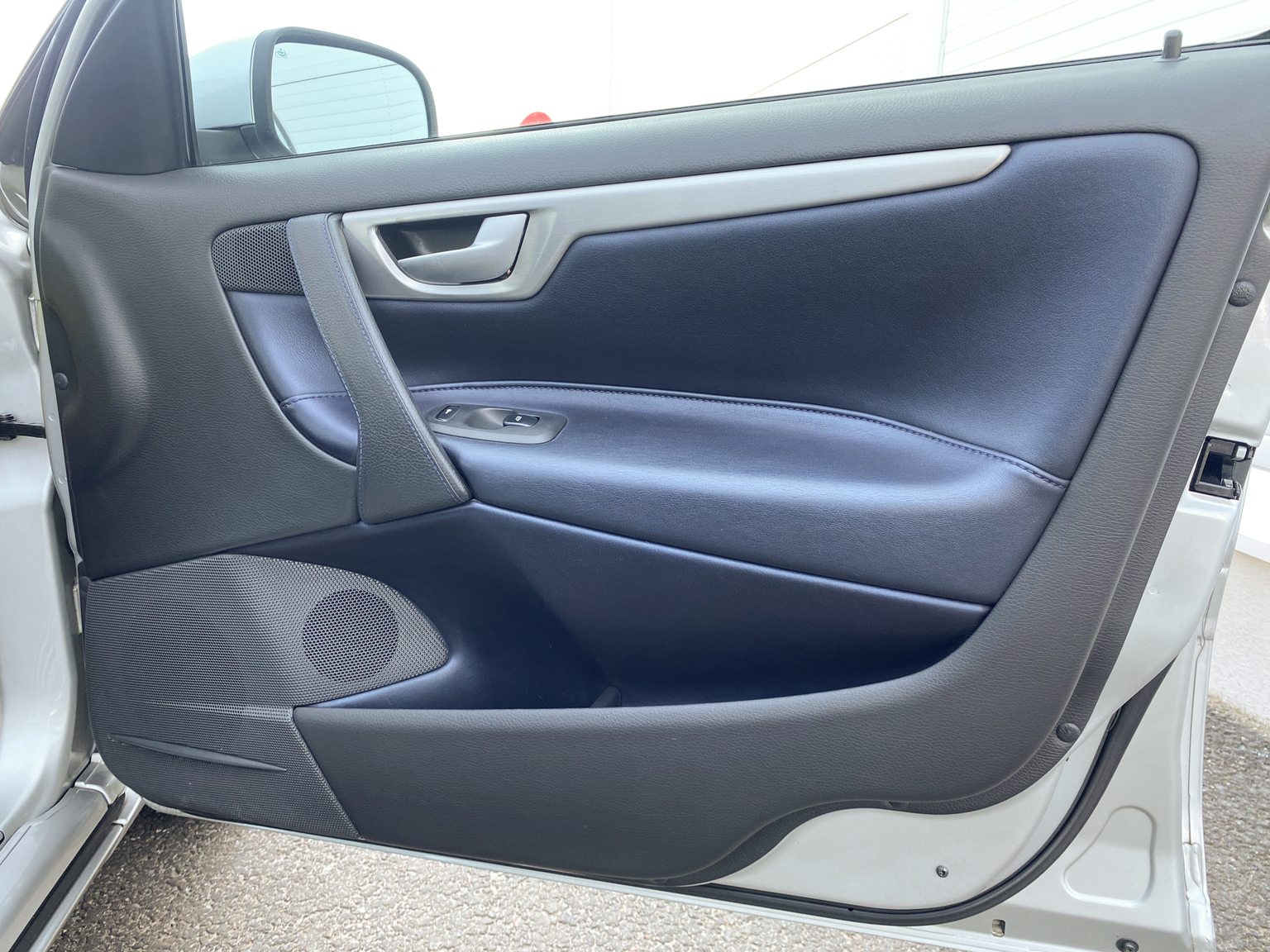 Interior image of 2005 Volvo V70 R AWD (36)