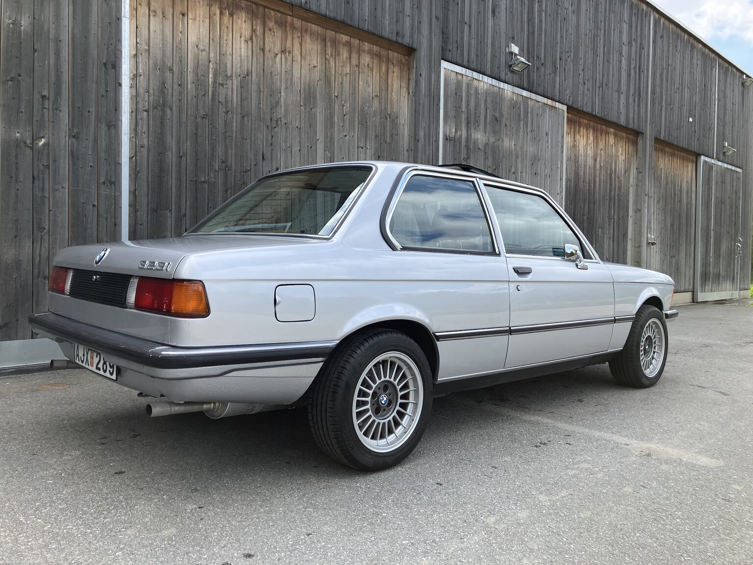 Exteriörbild på 1979 BMW 323i