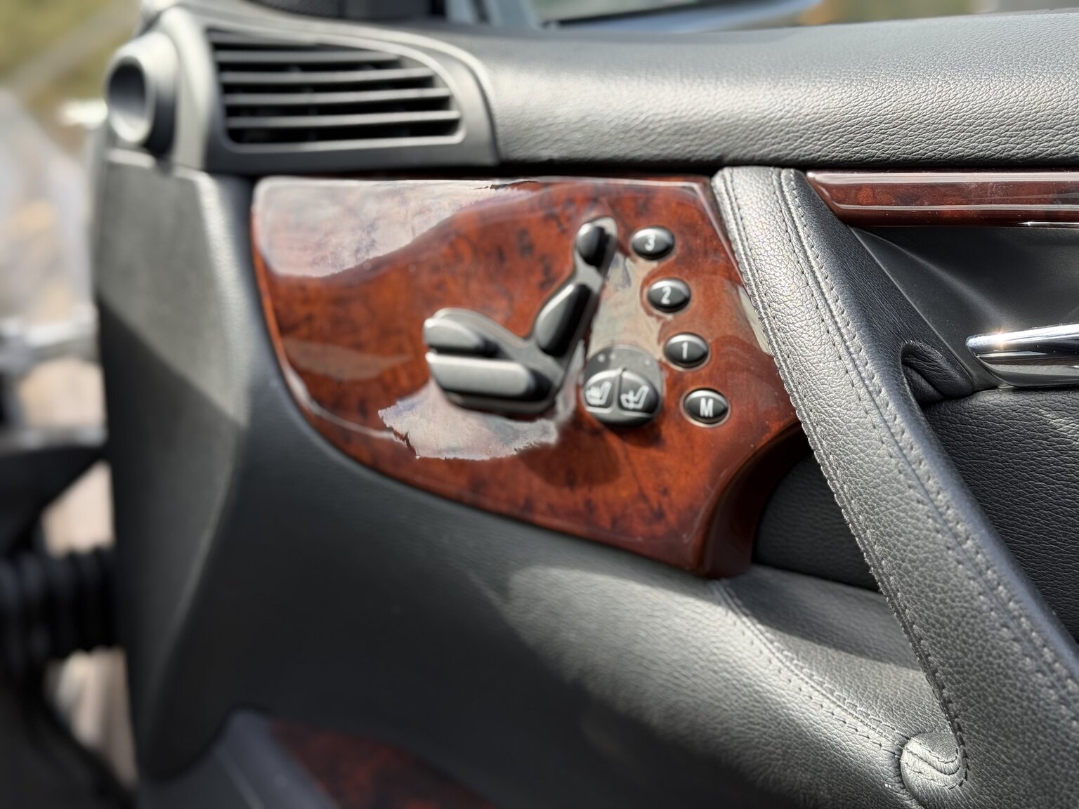Interior image of 2000 Mercedes-Benz CL 500