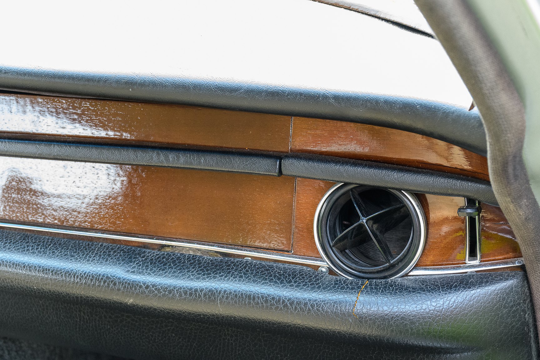 Interior image of 1969 Mercedes-Benz 300 SEL
