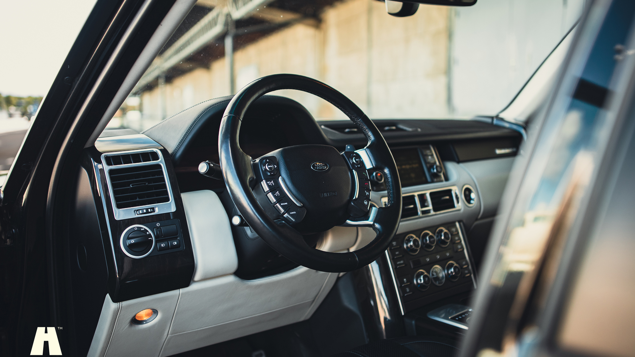 Interior image of 2011 Range Rover TDV8 Autobiography  (2)