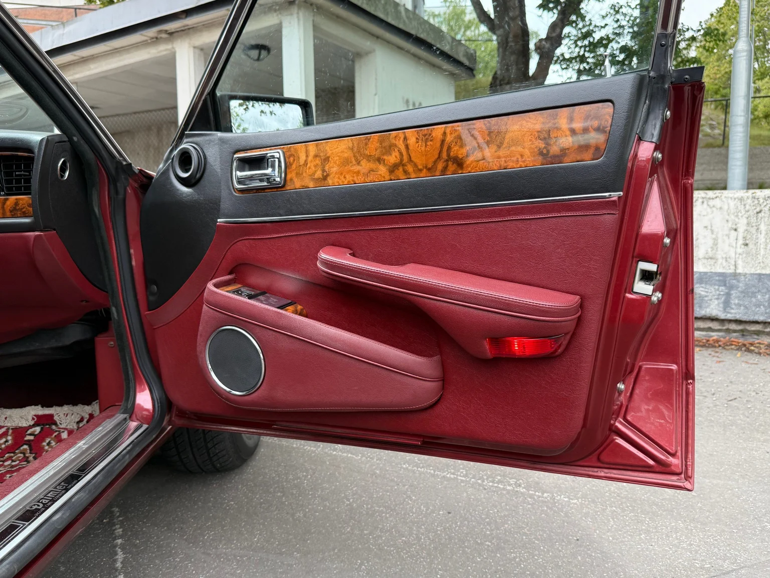 Interior image of 1988 Daimler Six (34)