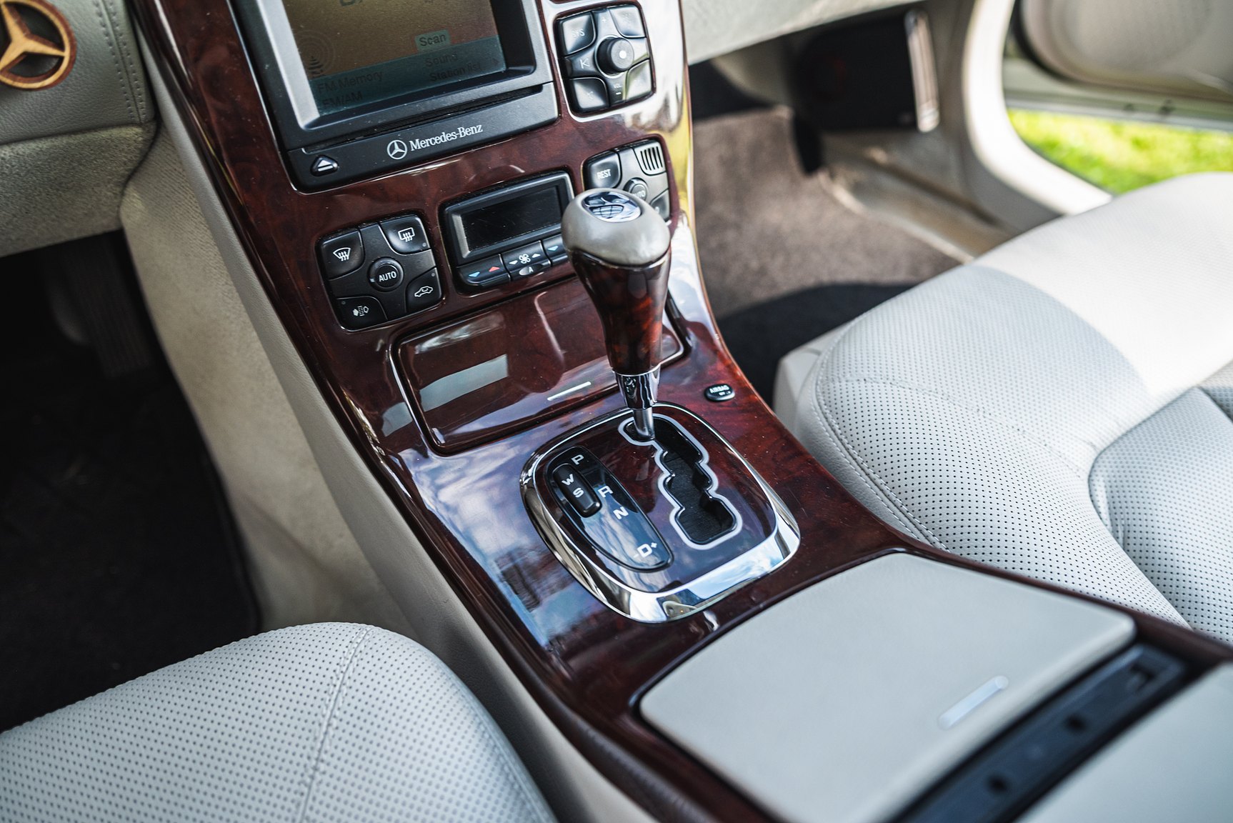 Interior image of 2000 Mercedes-Benz CL 500