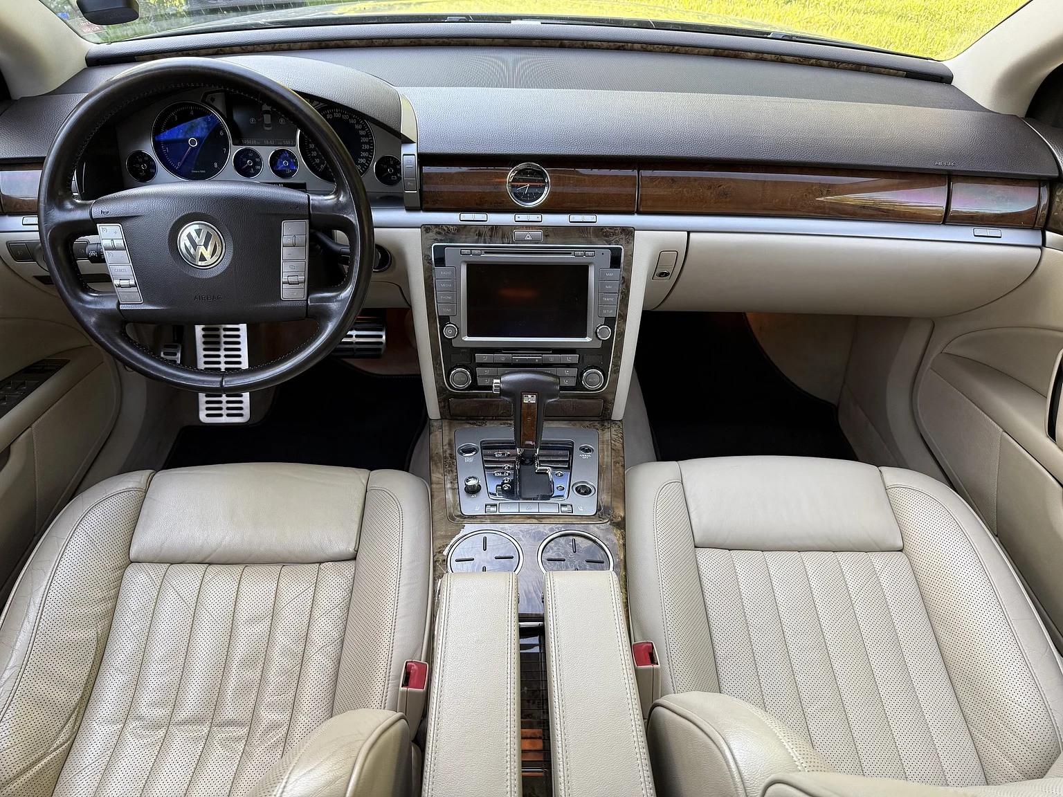 Interior image of 2009 Volkswagen Phaeton W12 LWB Executive (43)