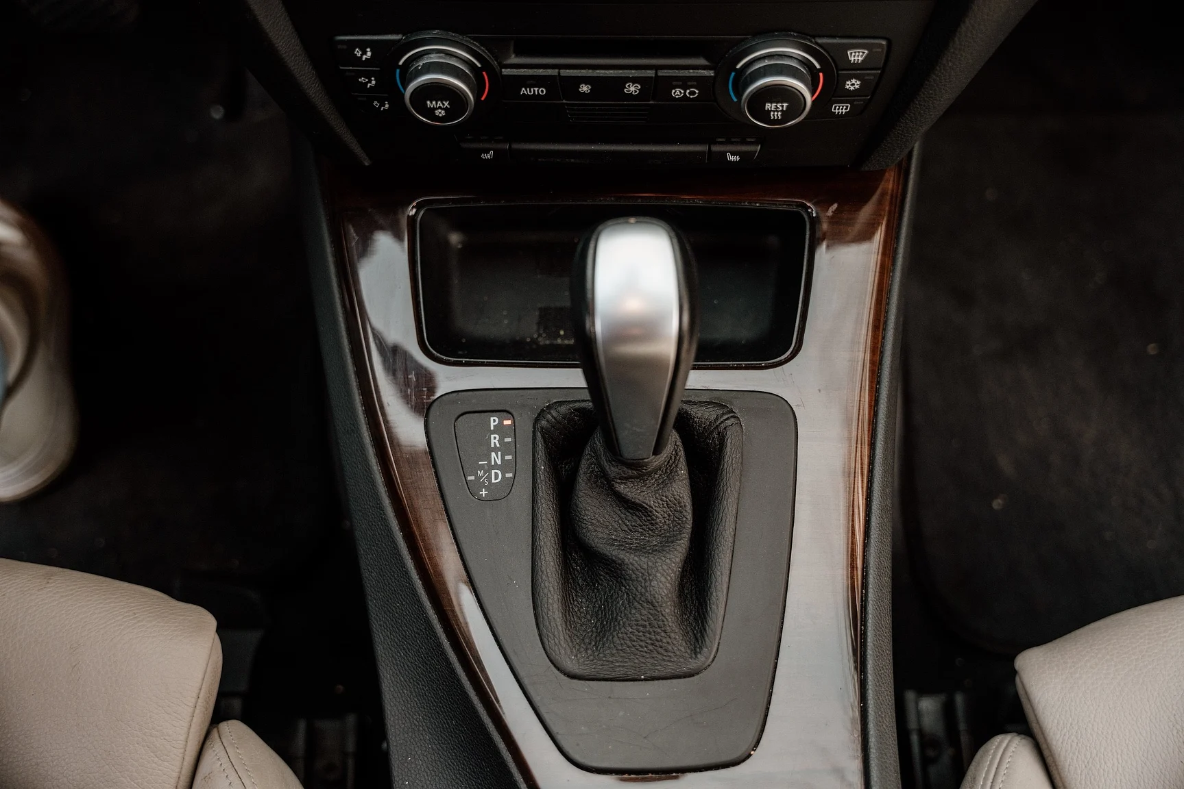 Interior image of 2010 BMW 325i Sedan (23)