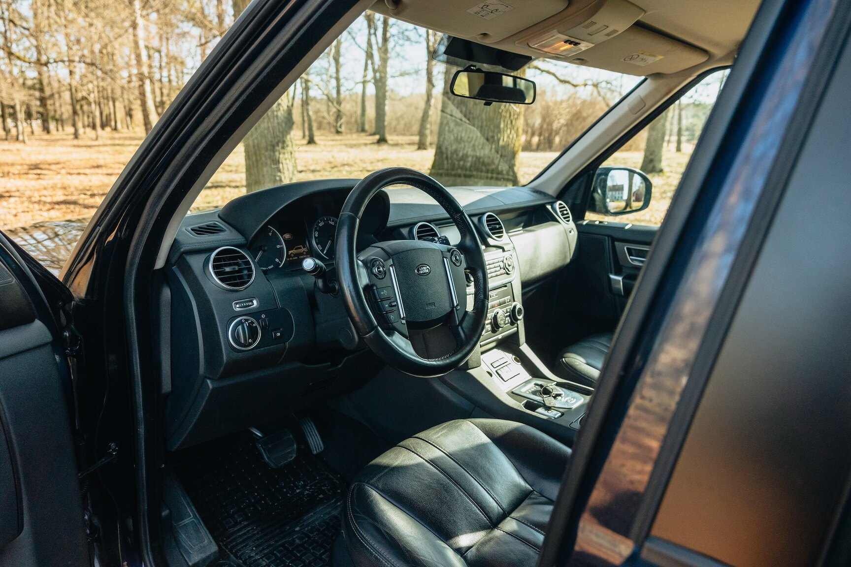 Interior image of 2015 Land Rover Discovery 3.0 TDV6