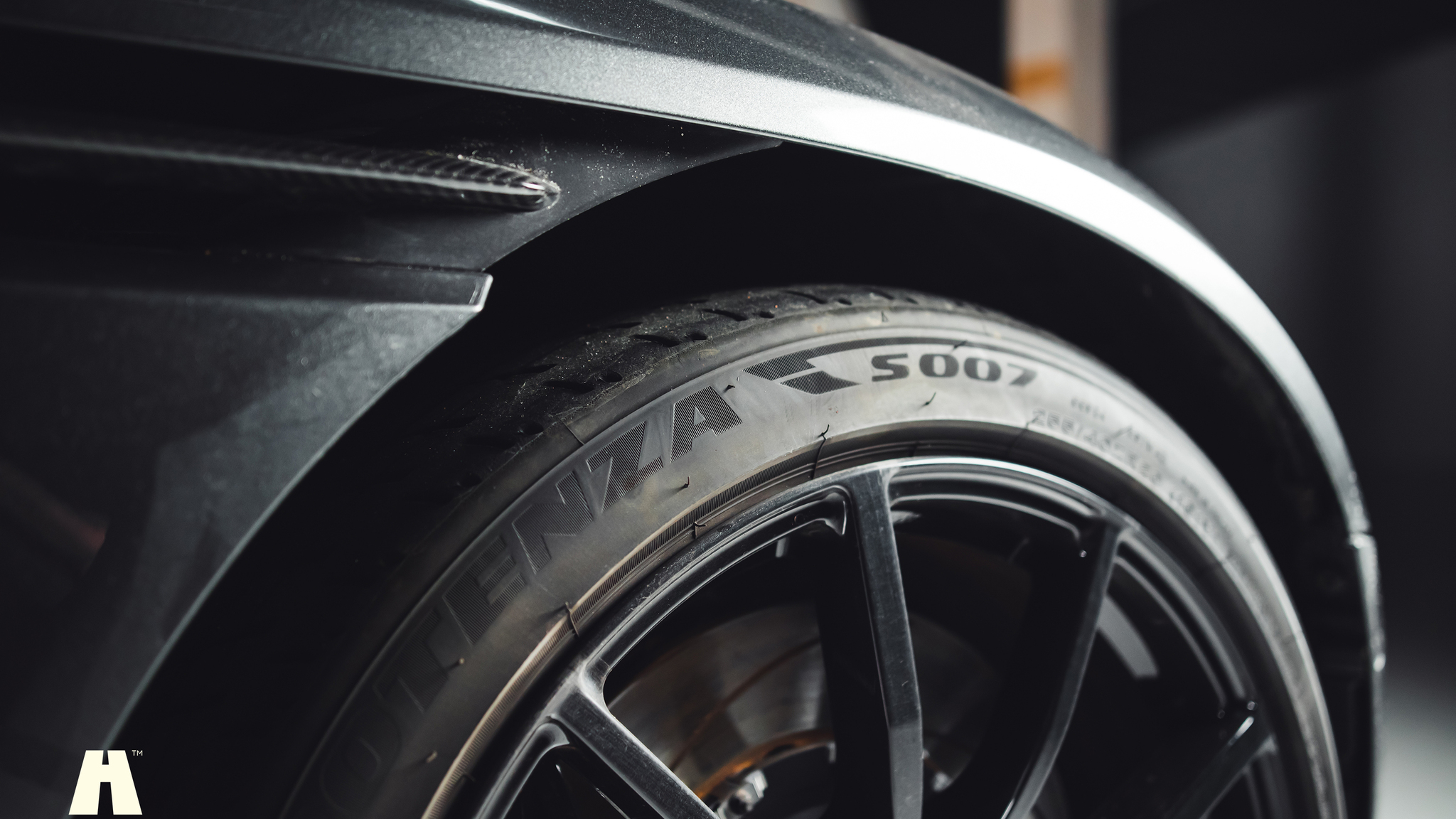 Exteriörbild på 2019 Aston Martin DB11 AMR (34)