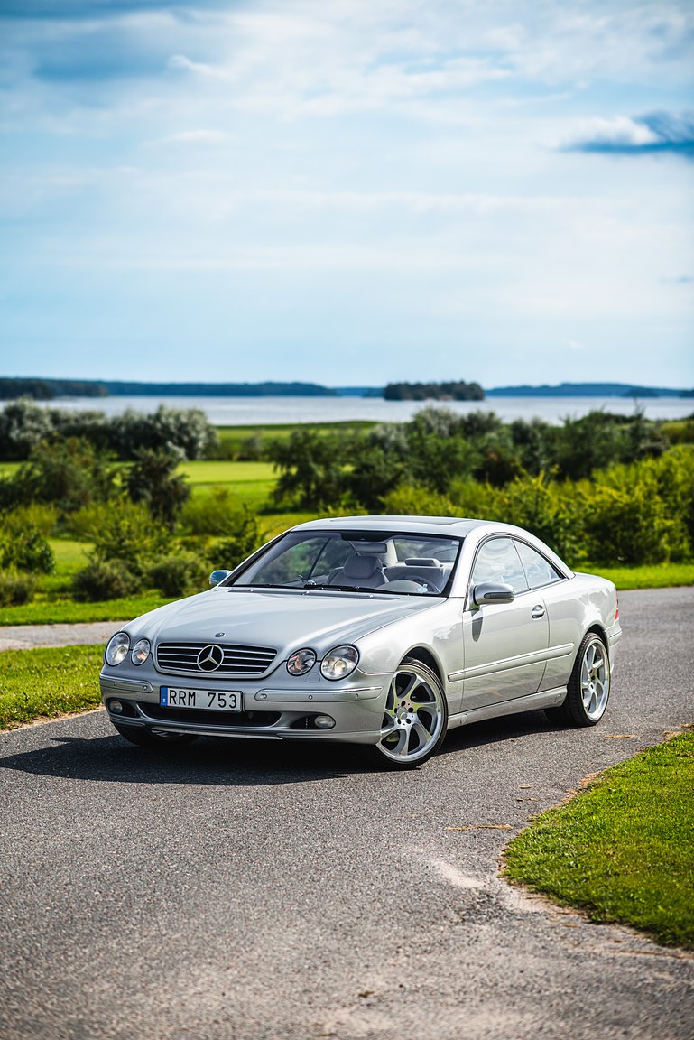 Exterior image of 2000 Mercedes-Benz CL 500