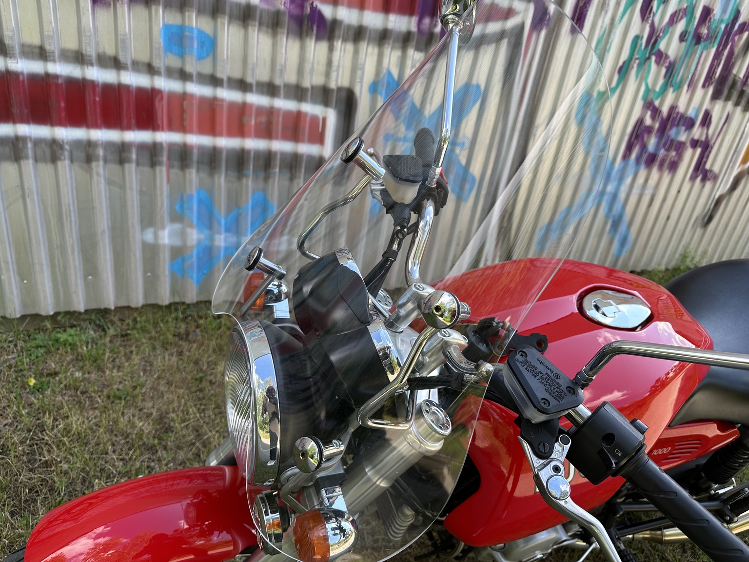 Exteriörbild på 2006 Ducati 1000 GT (23)