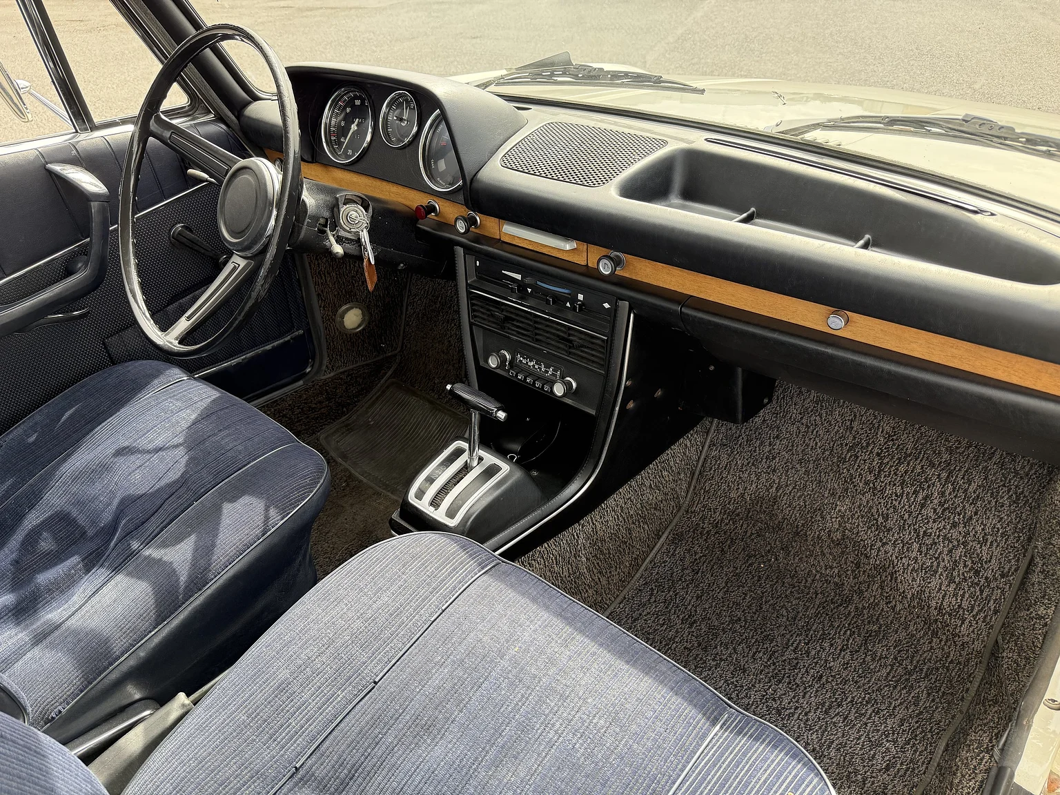 Innenraumfoto von 1970 BMW New Class 4-dörrars Sedan (8)