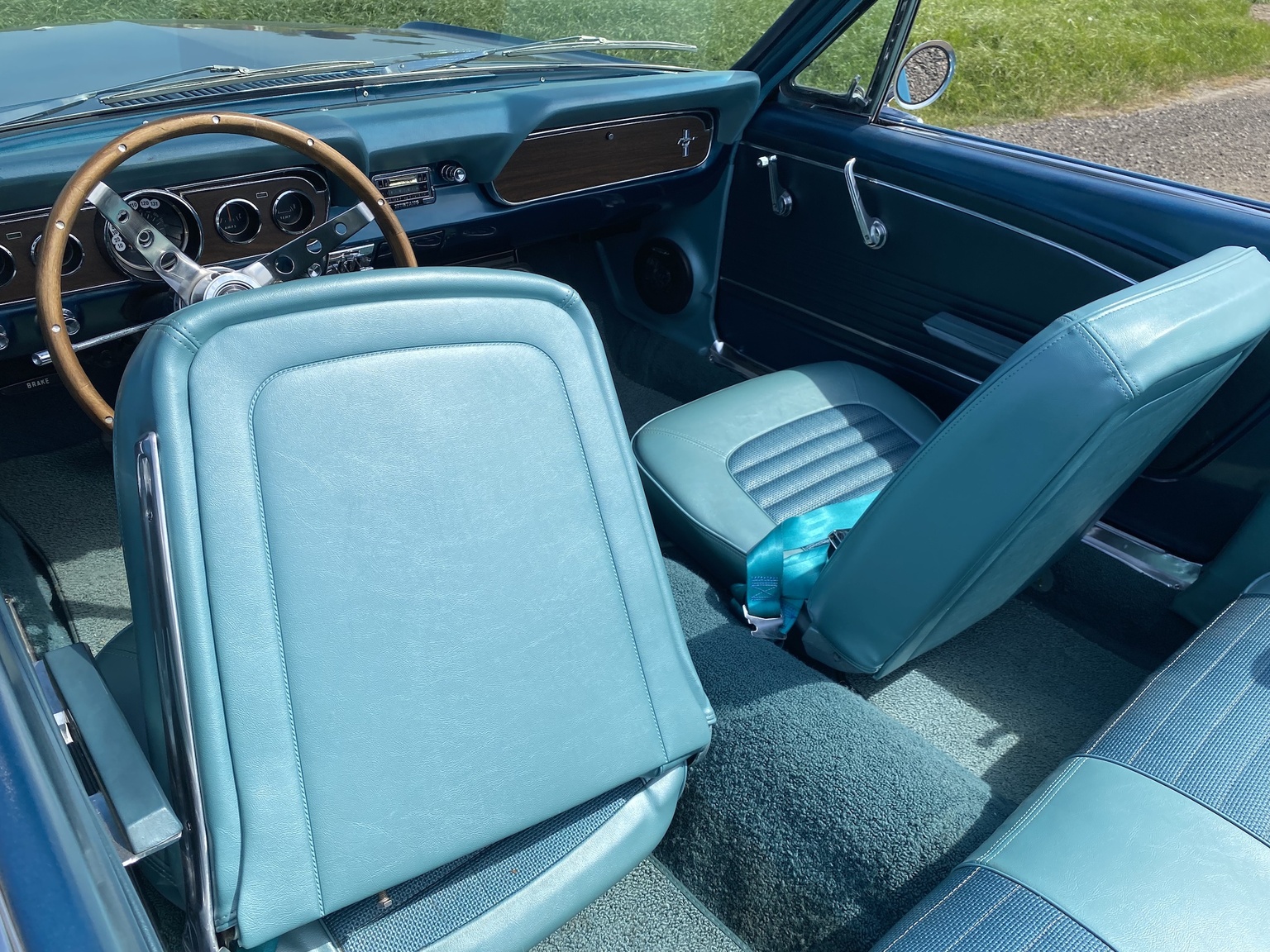 Interior image of 1966 Ford Mustang 289 Cabriolet (48)