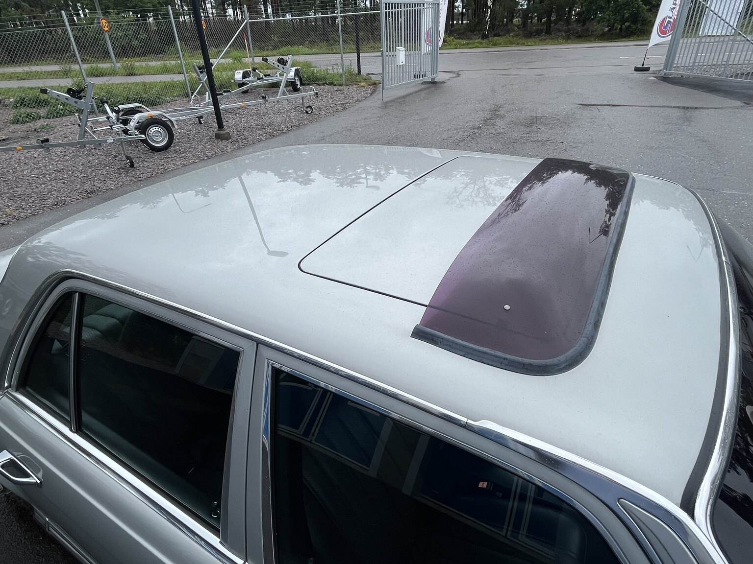 Exterior image of 1975 Mercedes-Benz 280 SE