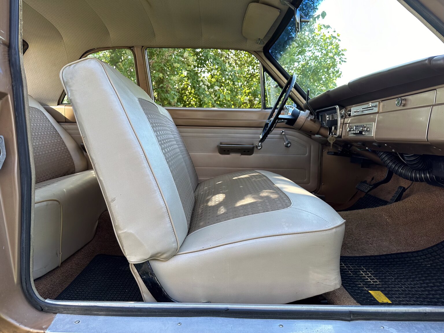 Interiörbild 1966 Plymouth Valiant 100 2-door Sedan