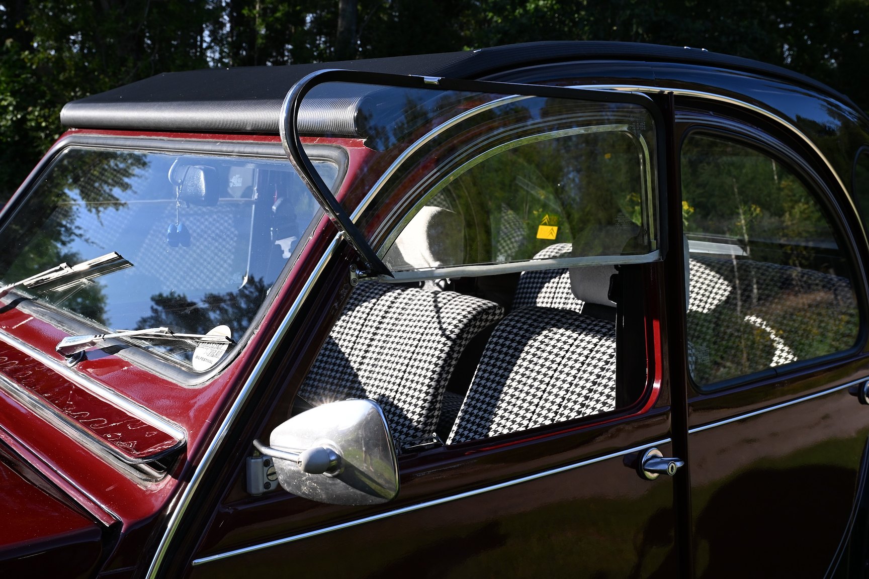 Exterior image of 1981 Citroën 2CV Charleston