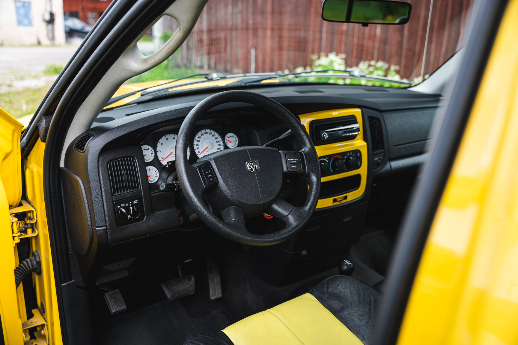 Innenraumfoto von 2005 Dodge Ram 1500 Bumble Bee