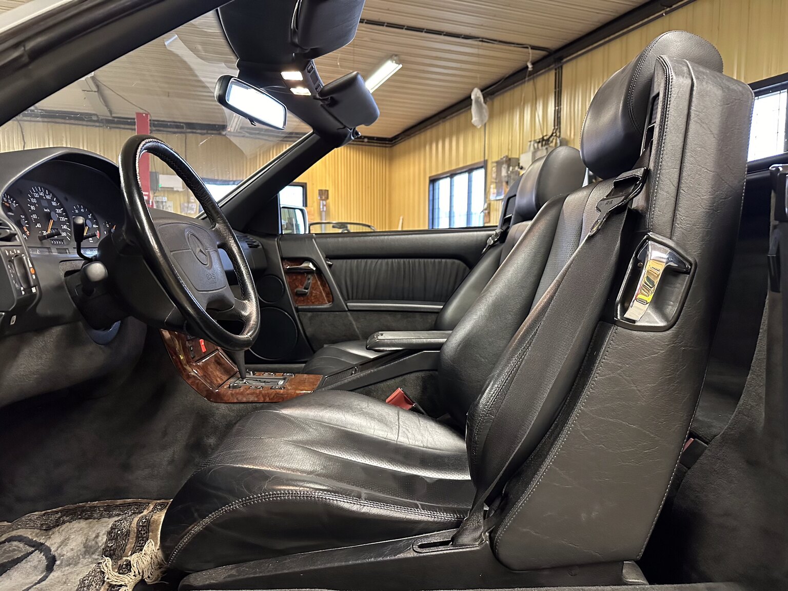 Interiörbild 1993 Mercedes-Benz SL 320