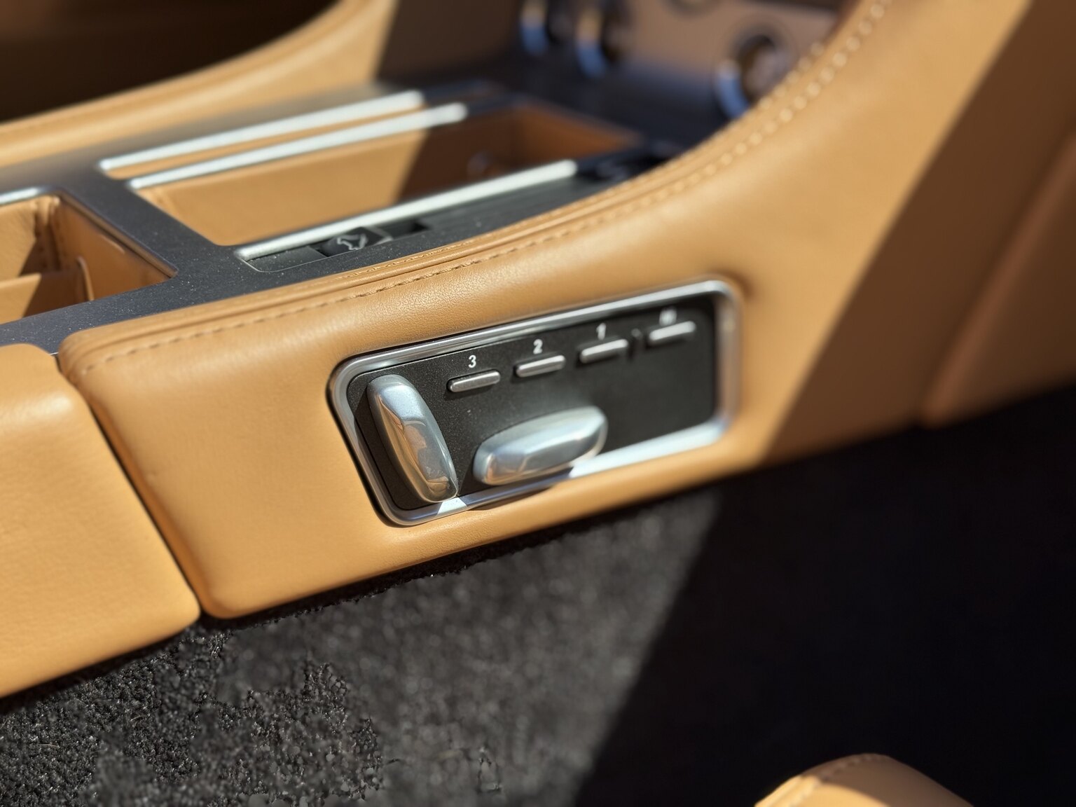 Innenraumfoto von 2015 Aston Martin DB9 Volante