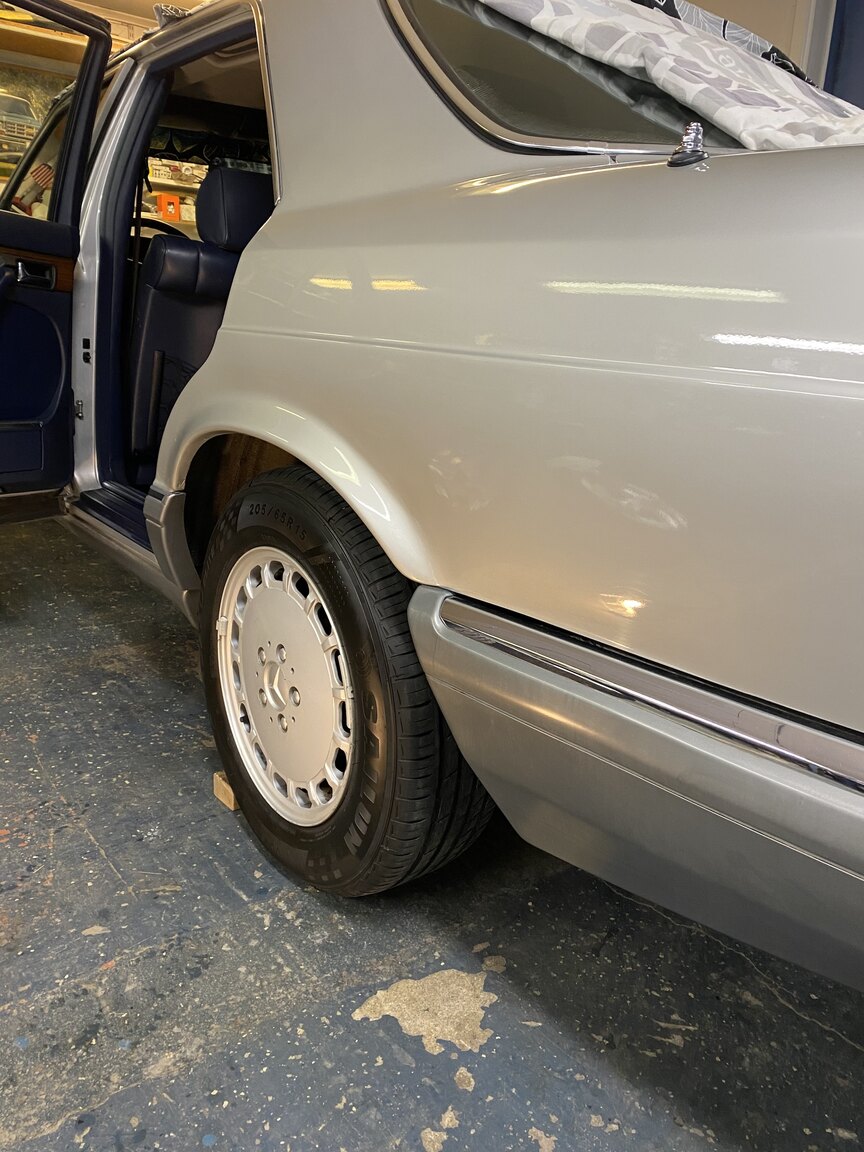 Exteriörbild på 1988 Mercedes-Benz 300 SE