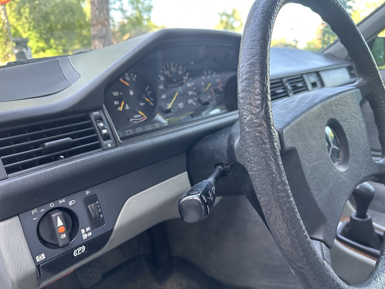 Innenraumfoto von 1989 Mercedes-Benz 230E