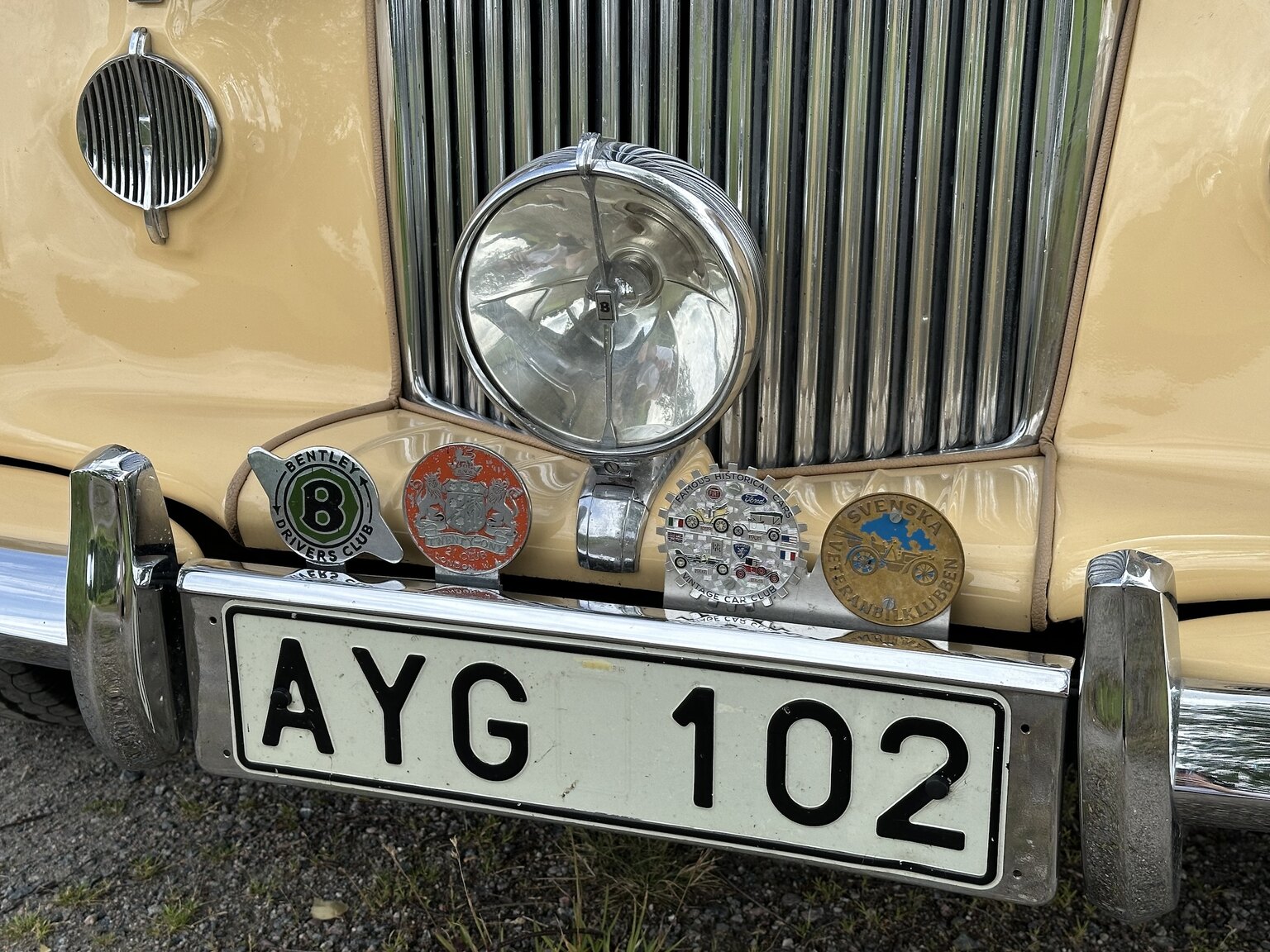 Exterior image of 1947 Bentley Mark IV Sport Saloon