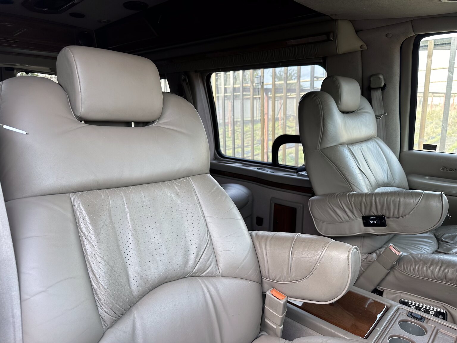 Interiörbild 2000 GMC Savana G1500 Conversion Van
