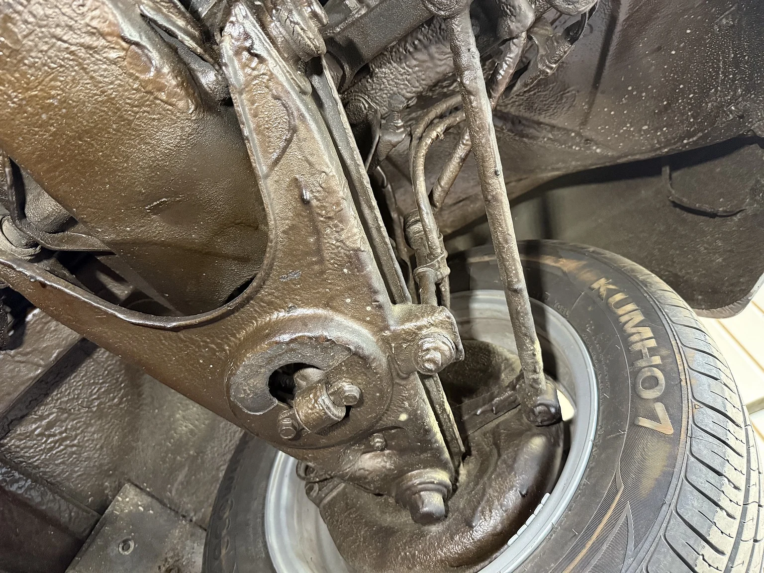 Image of 1970 Volvo 142 2.0 Automatic (30) mechanics