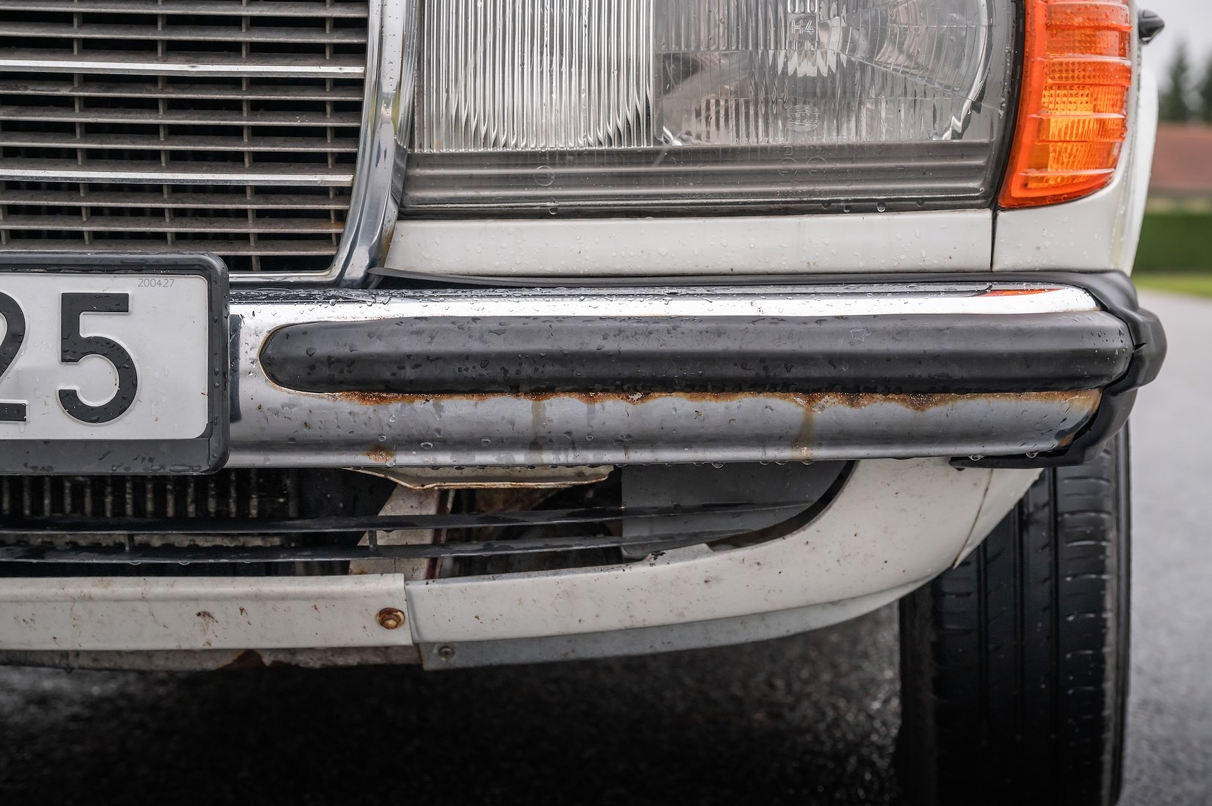 Exterior image of 1985 Mercedes-Benz 200 Automatic