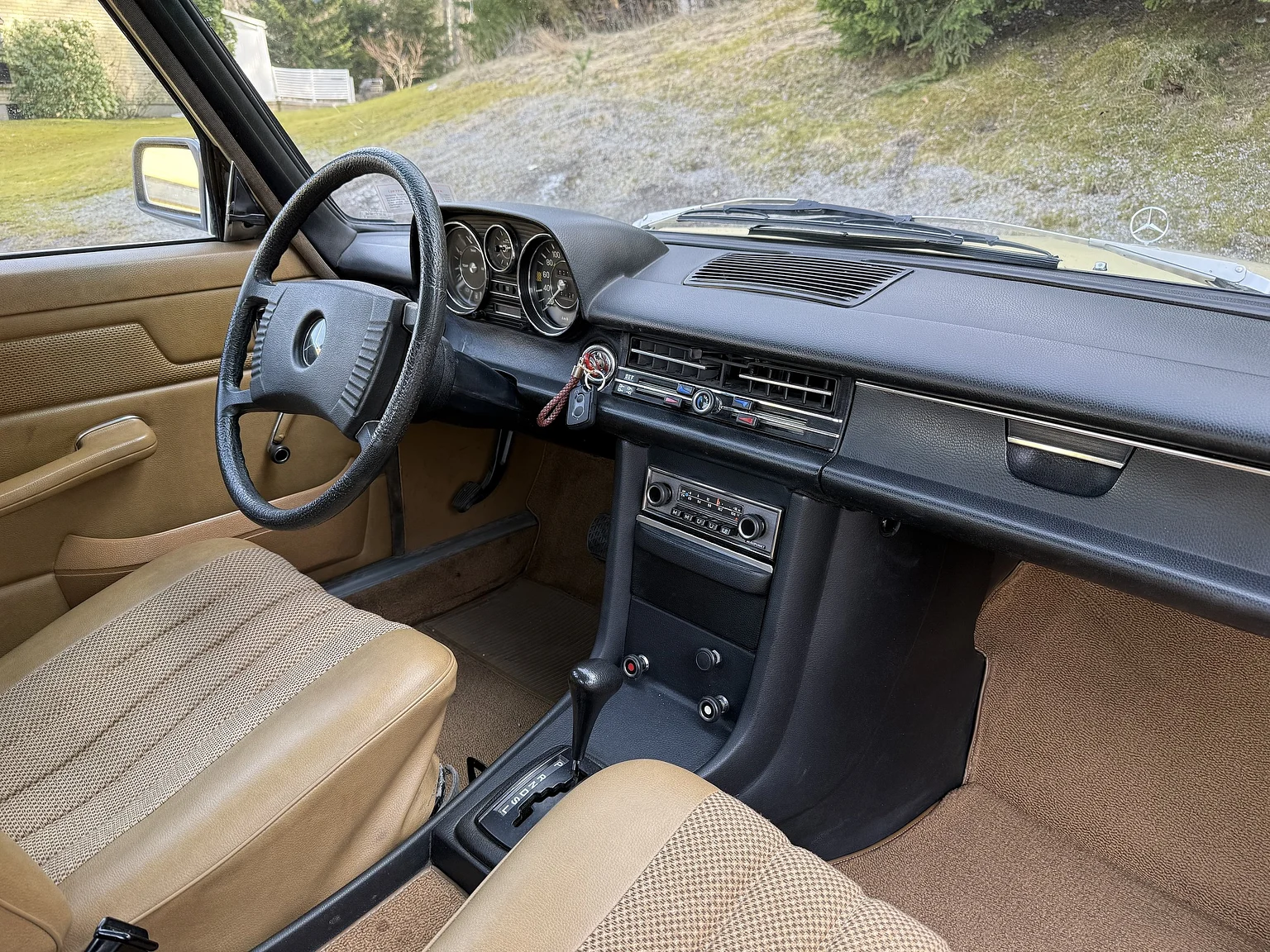 Innenraumfoto von 1974 Mercedes-Benz 230 Automatic (90)