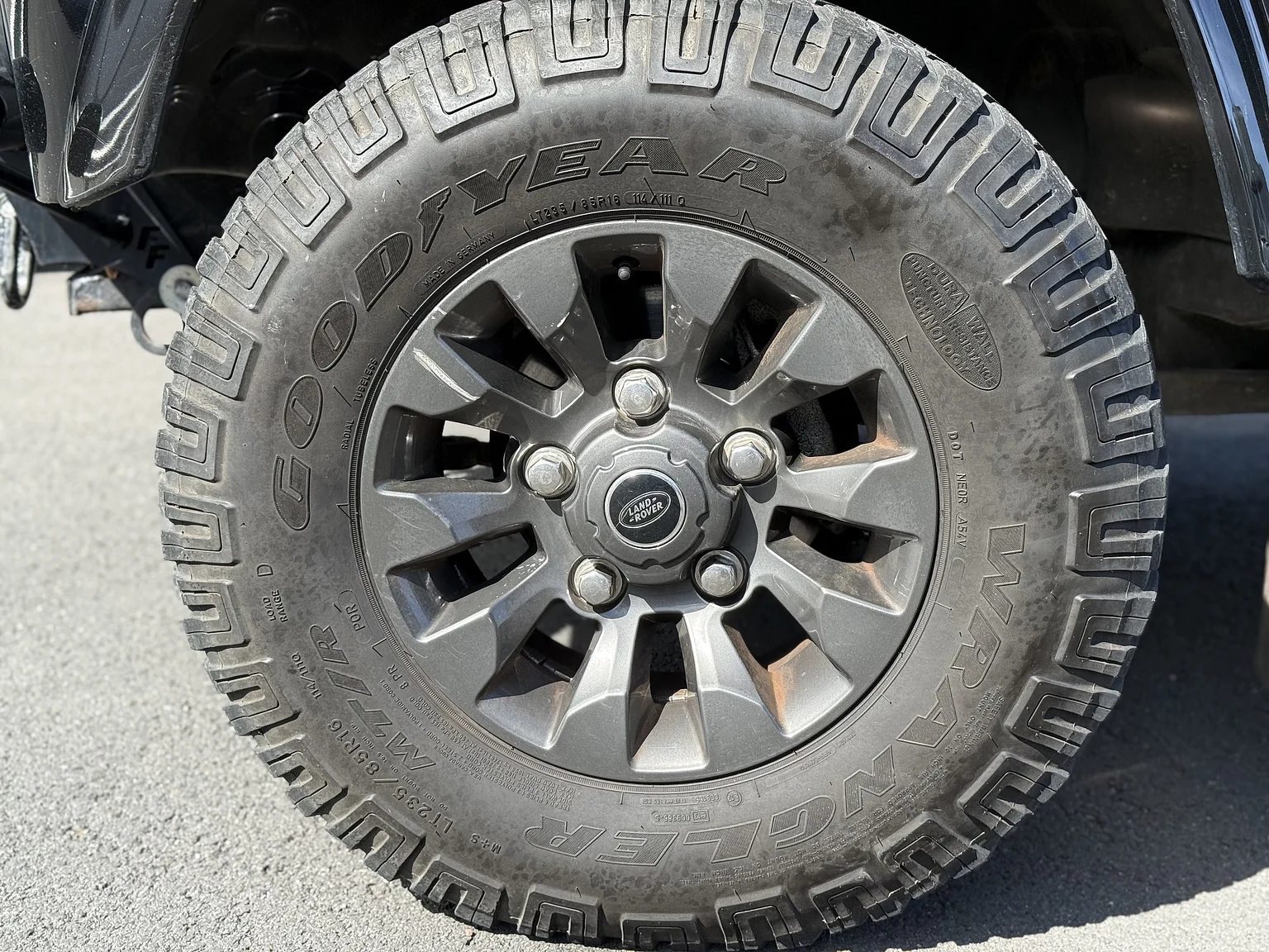 Exteriörbild på 2000 Land Rover Defender 110 Tomb Raider (68)