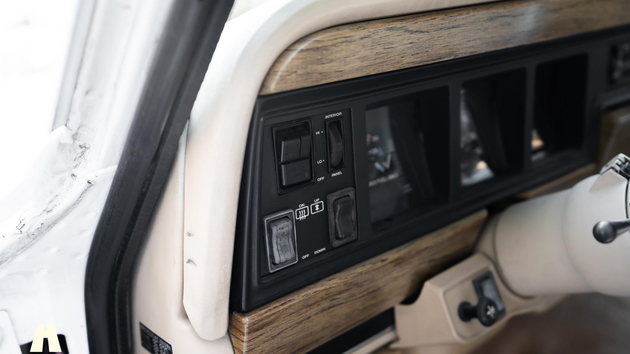 Interior image of 1991 Jeep Grand Wagoneer 1991 (8)