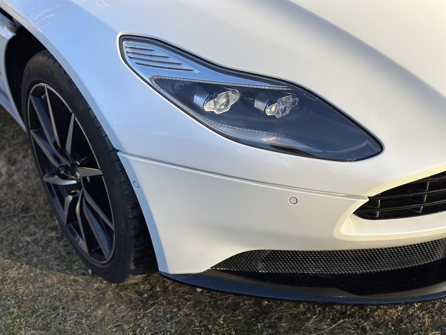 Exteriörbild på 2018 Aston Martin DB11