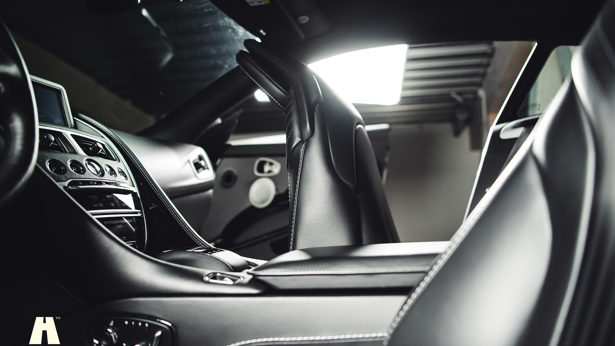 Innenraumfoto von 2019 Aston Martin DB11 AMR (58)