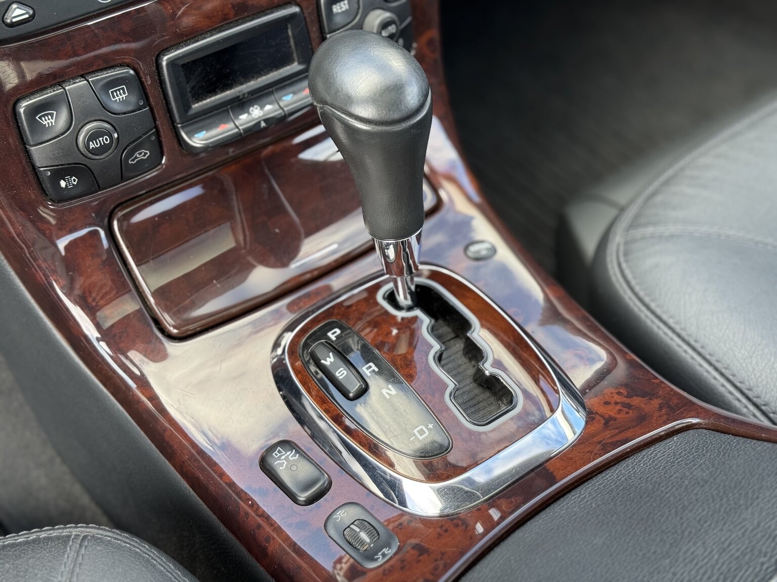 Interior image of 2000 Mercedes-Benz CL 500