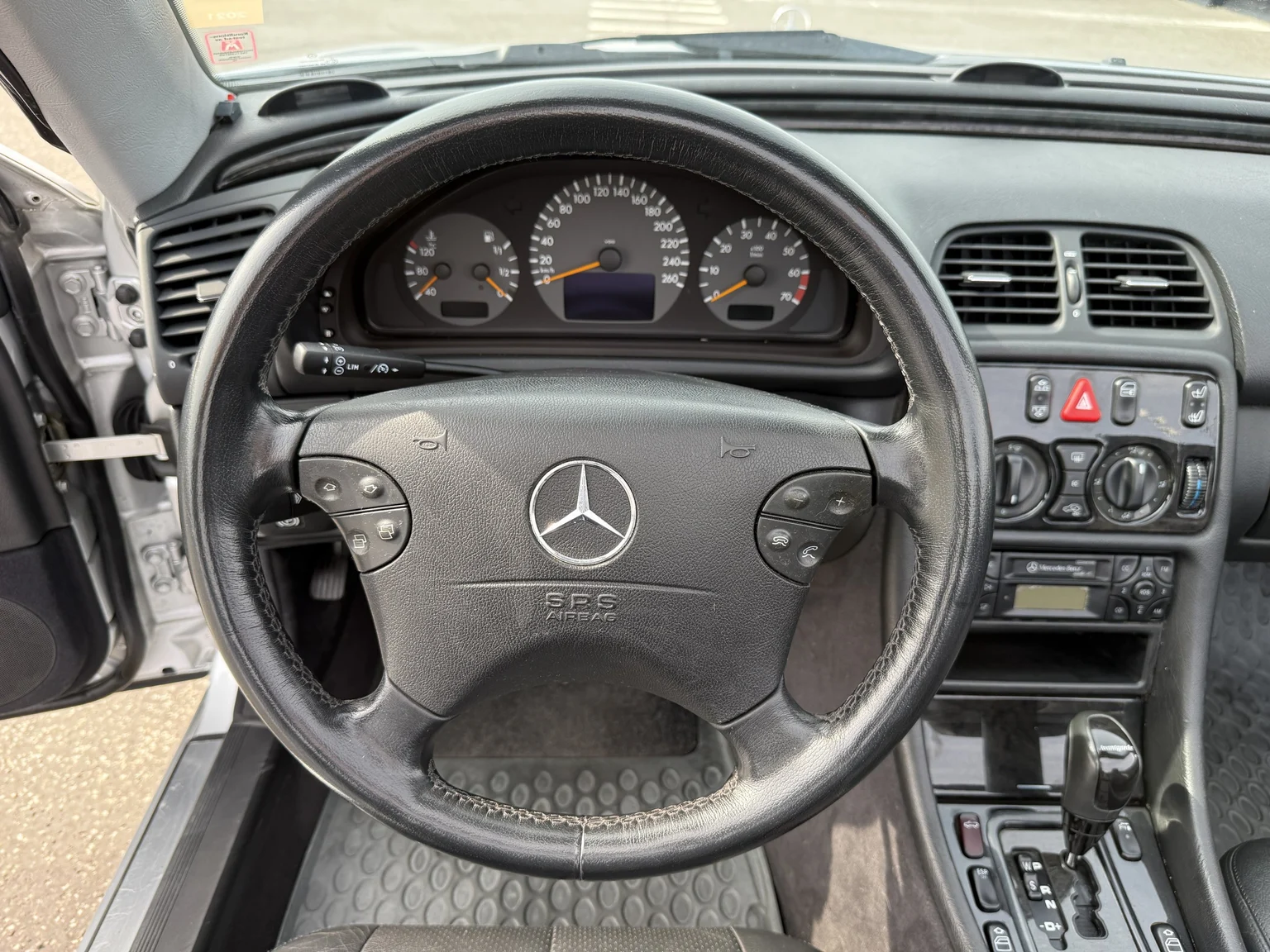 Innenraumfoto von 2001 MERCEDES-BENZ CLK 230 Kompressor Cabriolet (12)