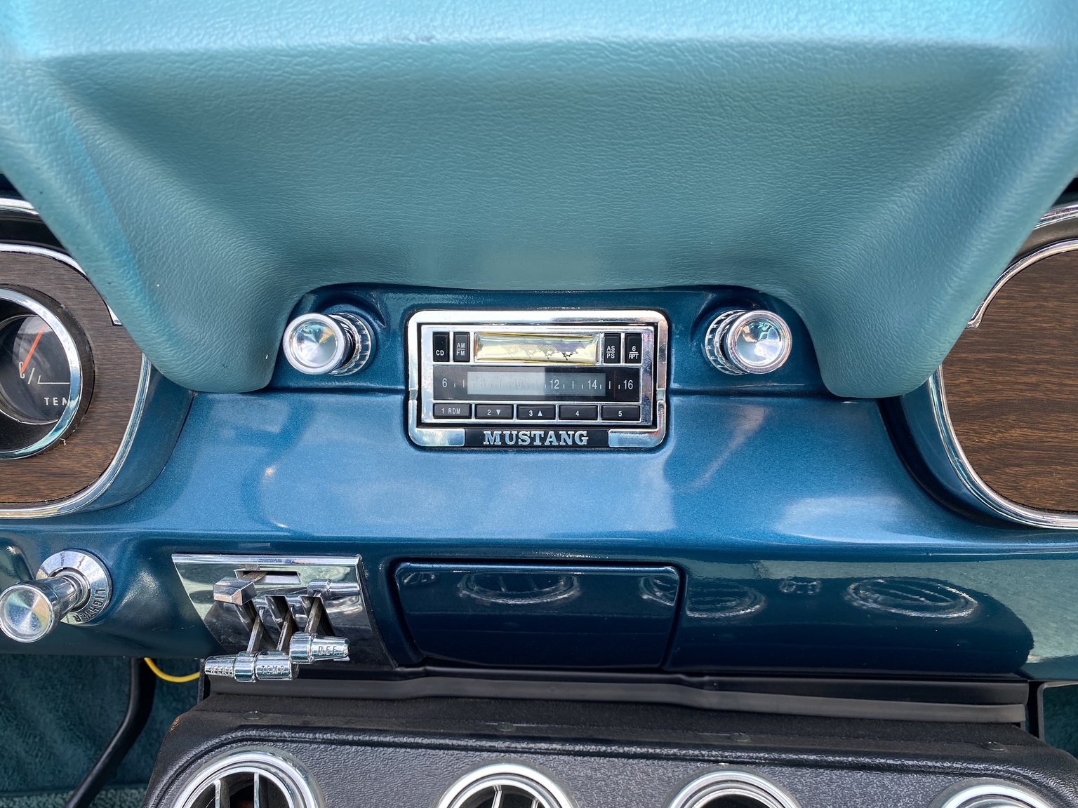 Interior image of 1966 Ford Mustang 289 Cabriolet (22)